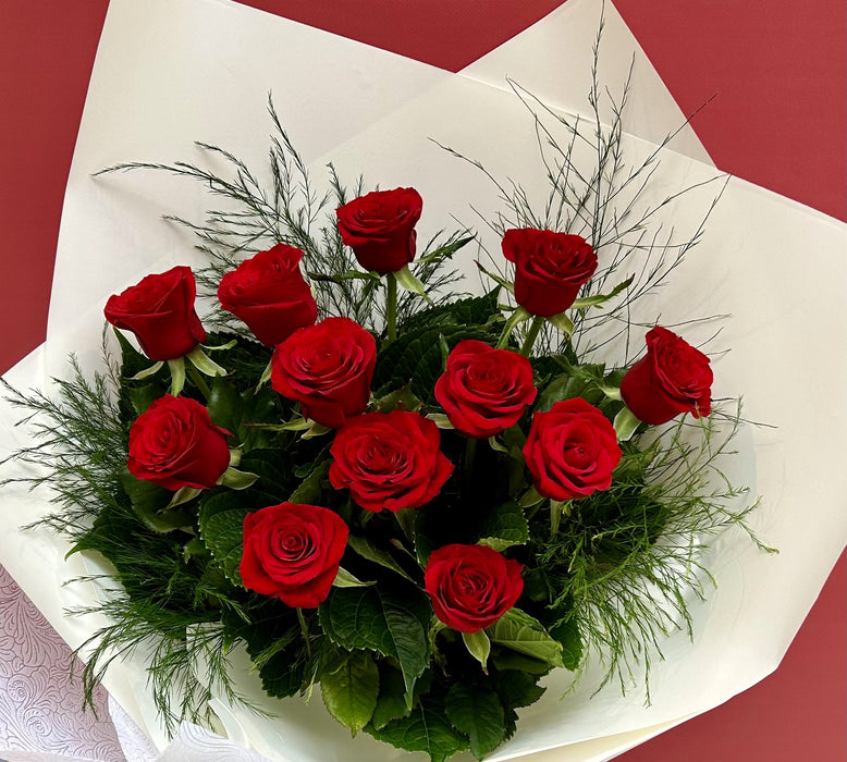 Roses are Red (12 stems long red roses)